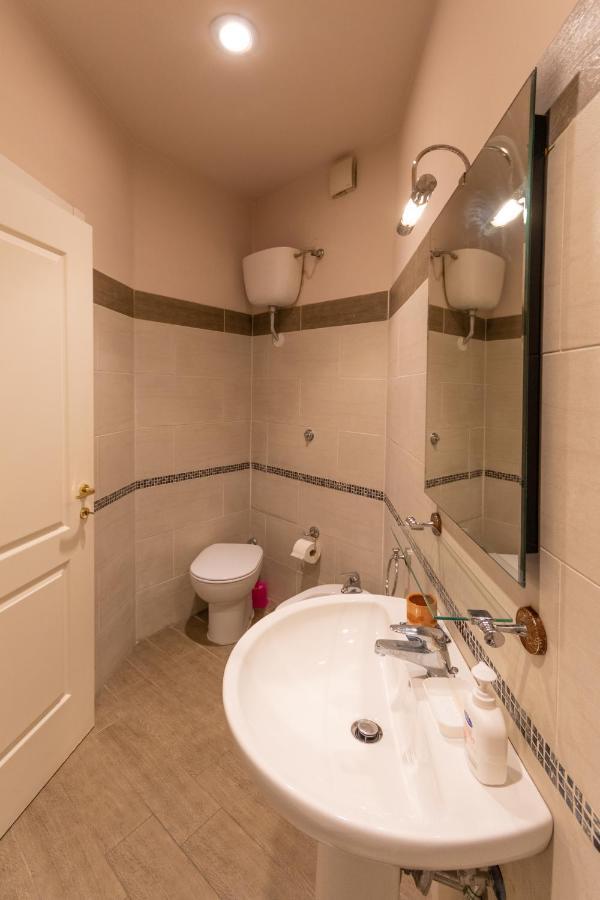 Vercelli Guest House Near San Giovanni ローマ エクステリア 写真