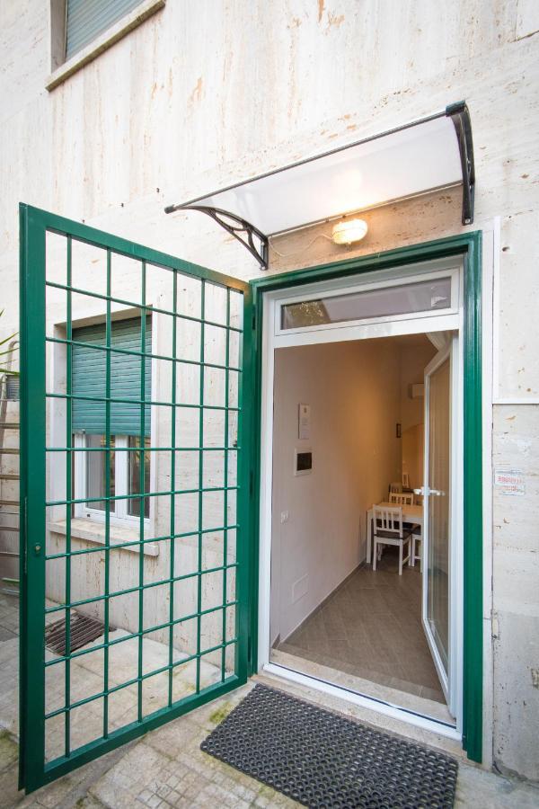 Vercelli Guest House Near San Giovanni ローマ エクステリア 写真